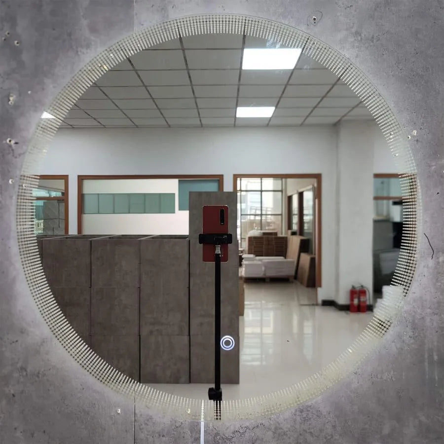 Zrcadlo vedl kolem 60 cm dotek se systémem deaktivace