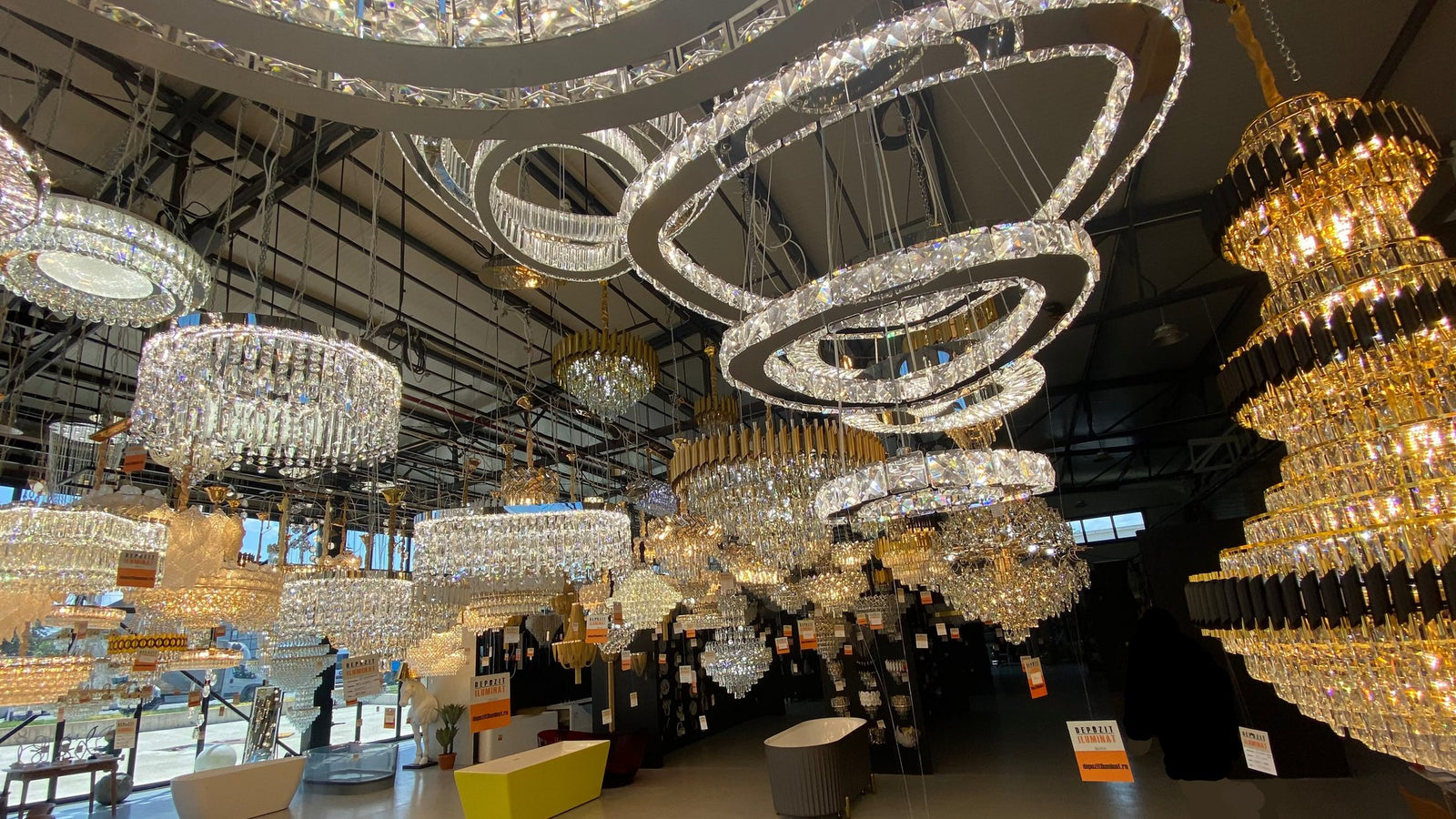 Křišťálové lustry v showroomu Alessandro Design